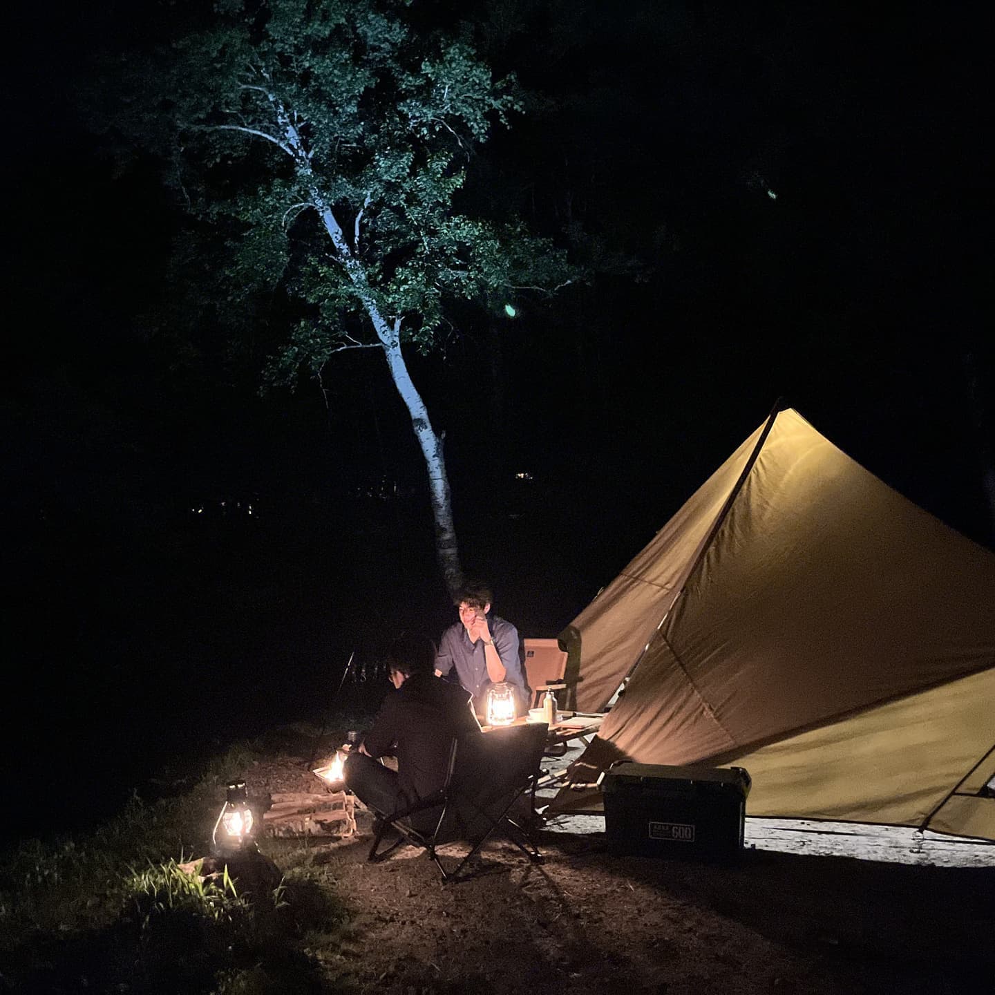 池のほとりでテント泊