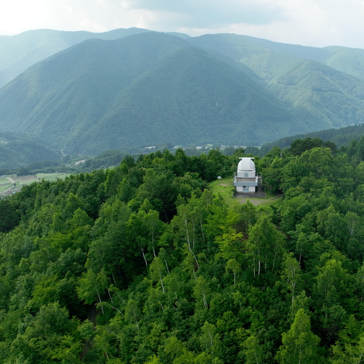 小高い山の上にある天体観測ドーム