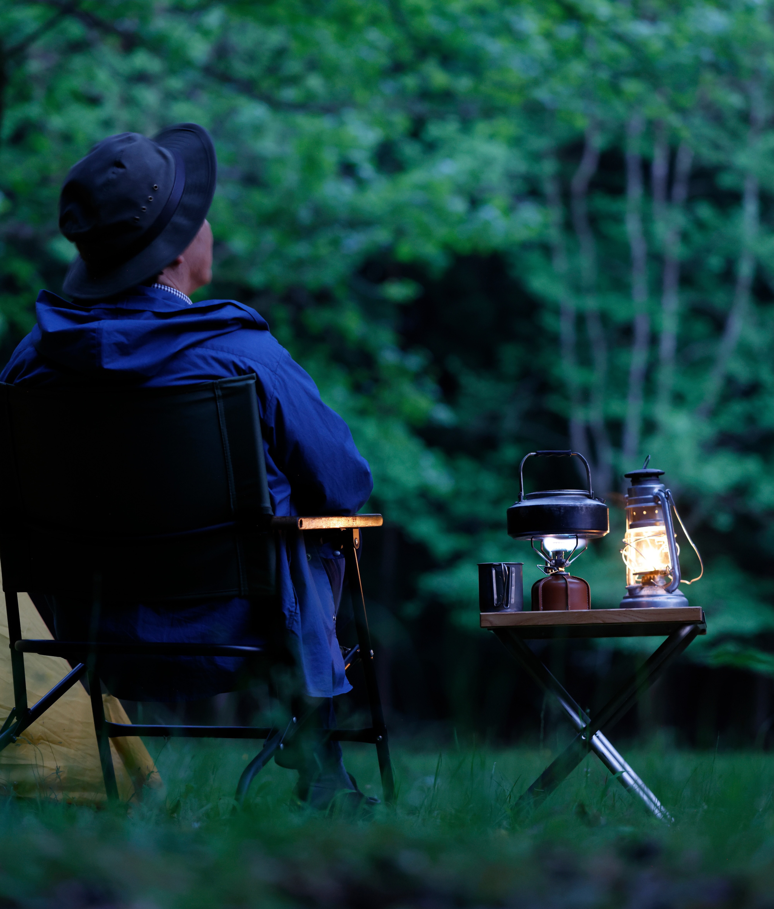 ソロキャンプを楽しむ人