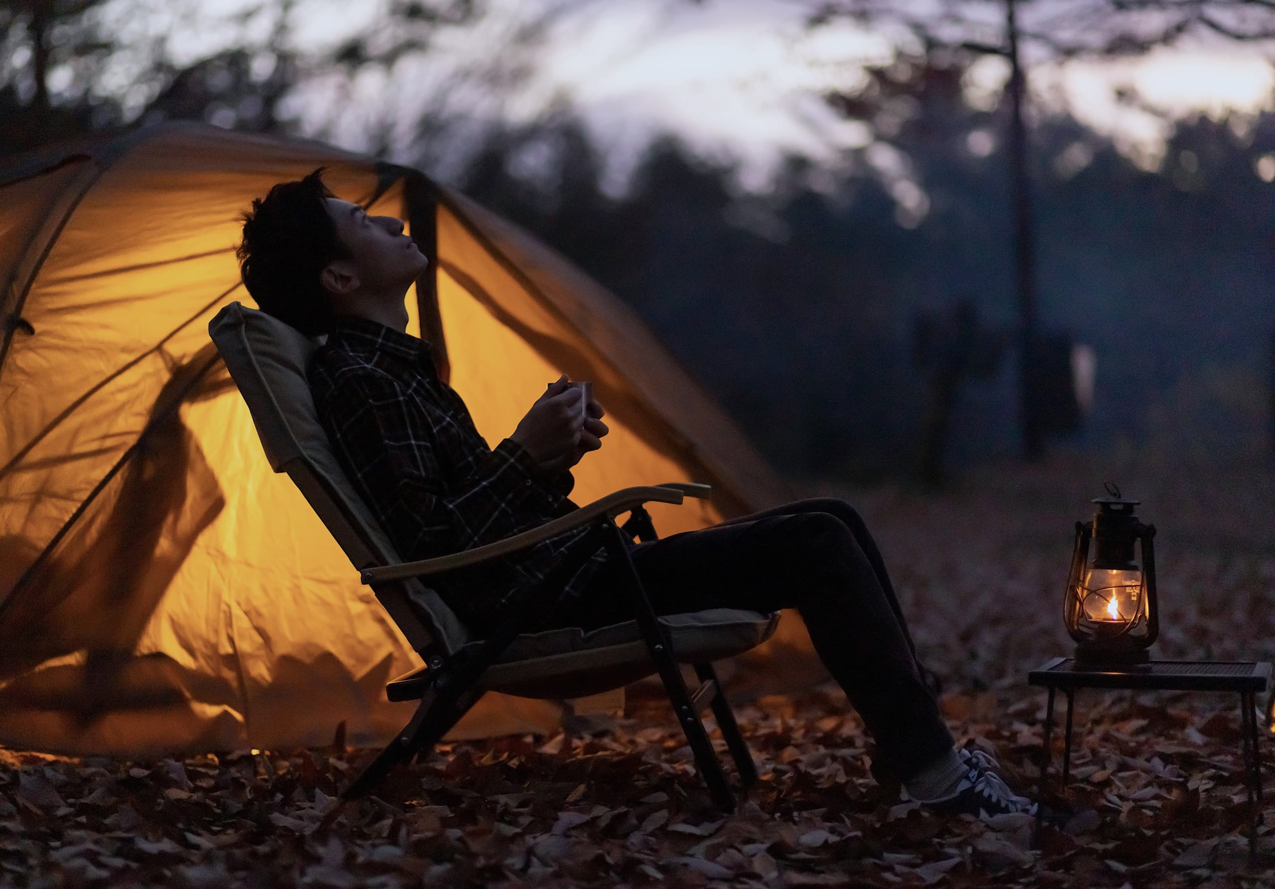 ソロキャンプを楽しむ青年